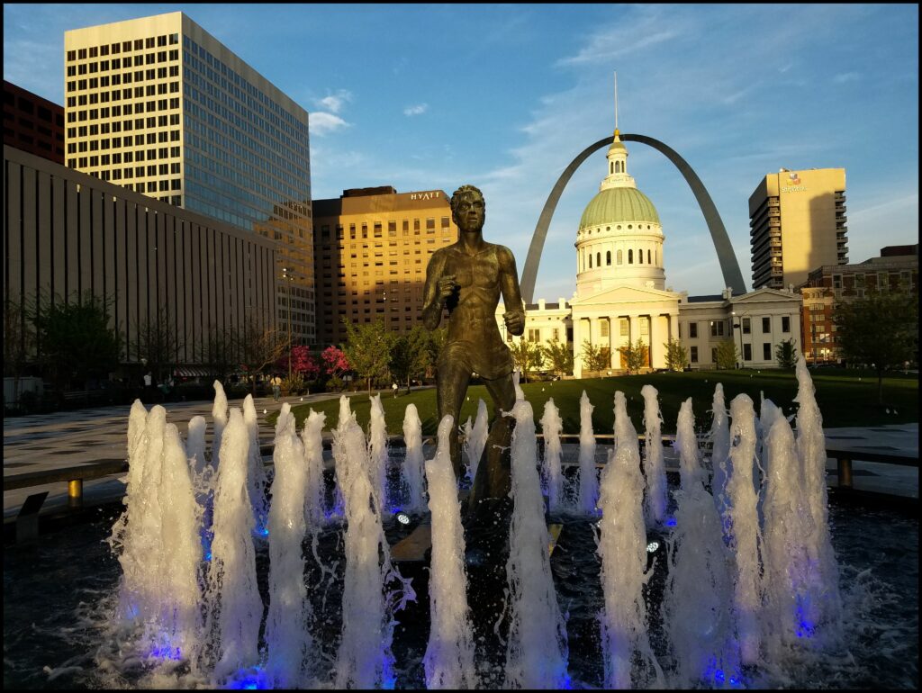 Courthouse Lawns Gateway Arch