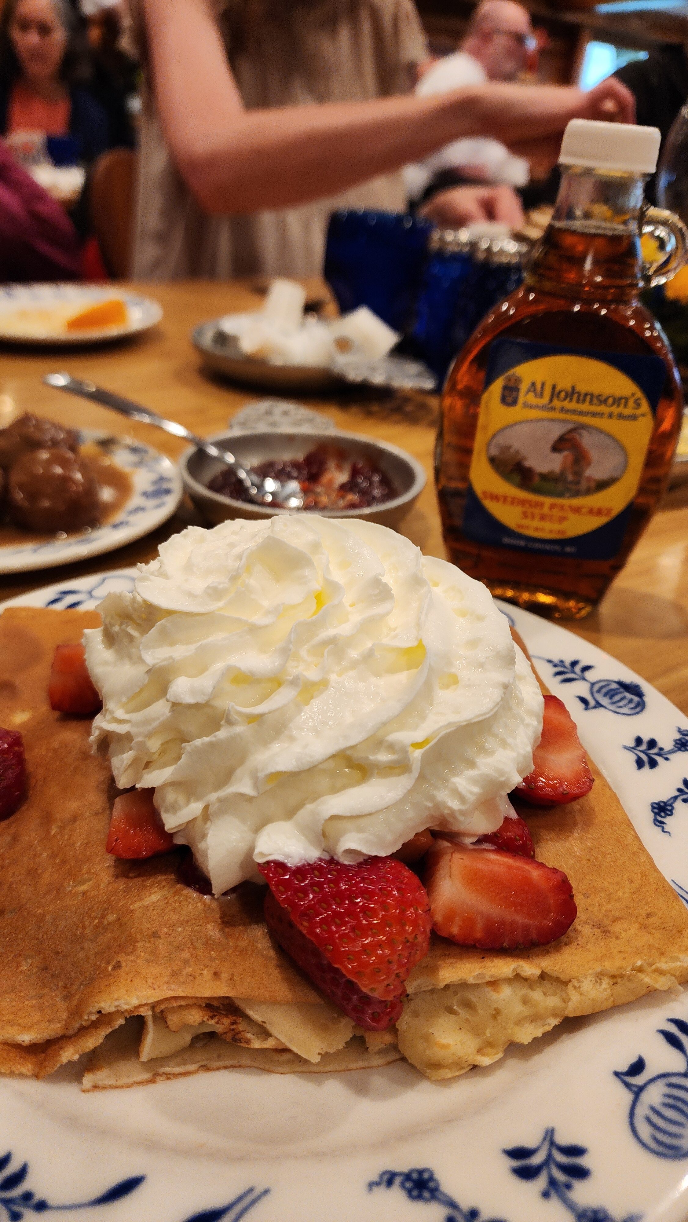 swedish pancakes with strawberries