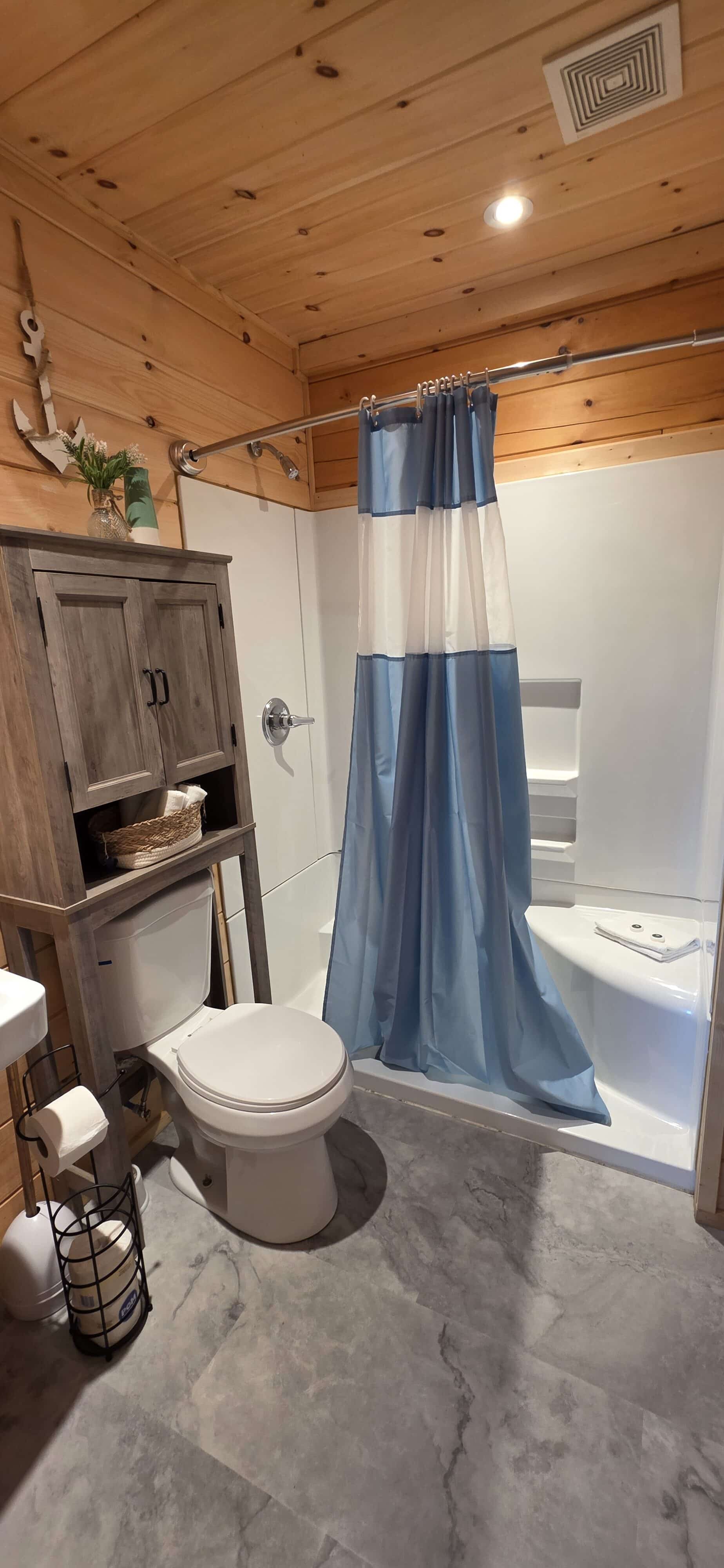 bathroom Holiday Hills Resort Cabin 3